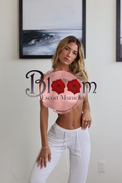 Ailsa 22 5'3 or under(160cm),Blonde,German,61-65kg,Korean