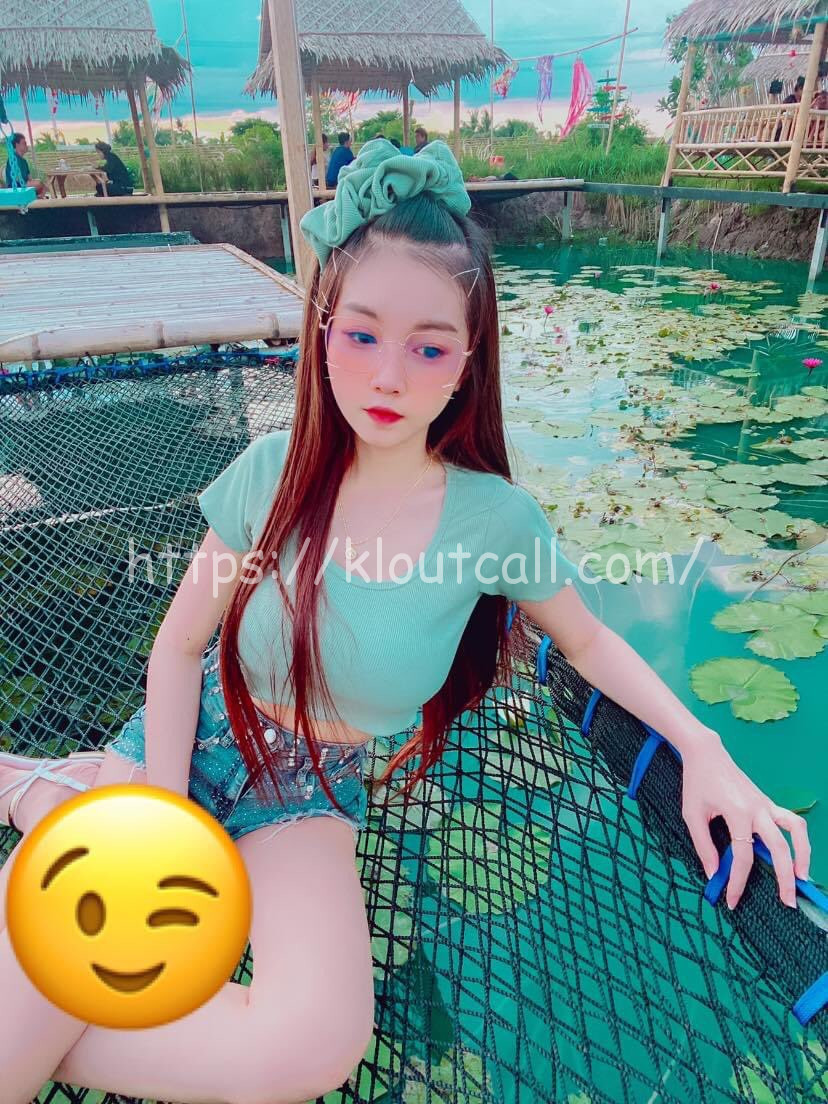 Perla 26 Female,5'3 or under(160cm),Tall,Spanish,Grey